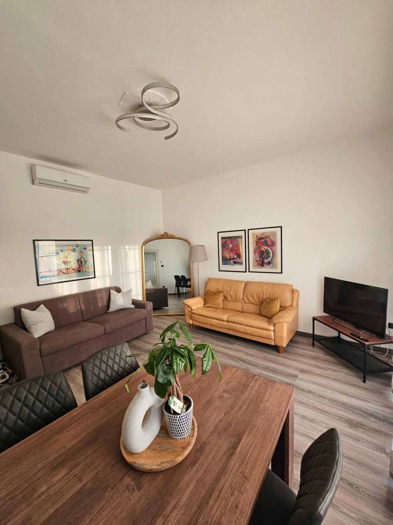 Casa Sara Como Lake Parcheggio Interno Privato เชอร์นอบบิโอ ภายนอก รูปภาพ