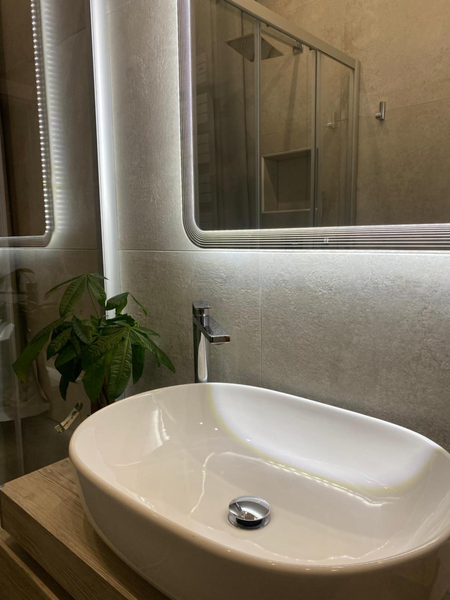 Casa Sara Como Lake Parcheggio Interno Privato เชอร์นอบบิโอ ภายนอก รูปภาพ