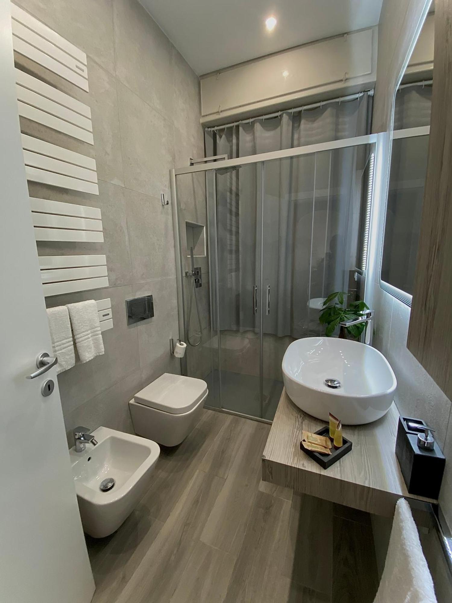 Casa Sara Como Lake Parcheggio Interno Privato เชอร์นอบบิโอ ภายนอก รูปภาพ