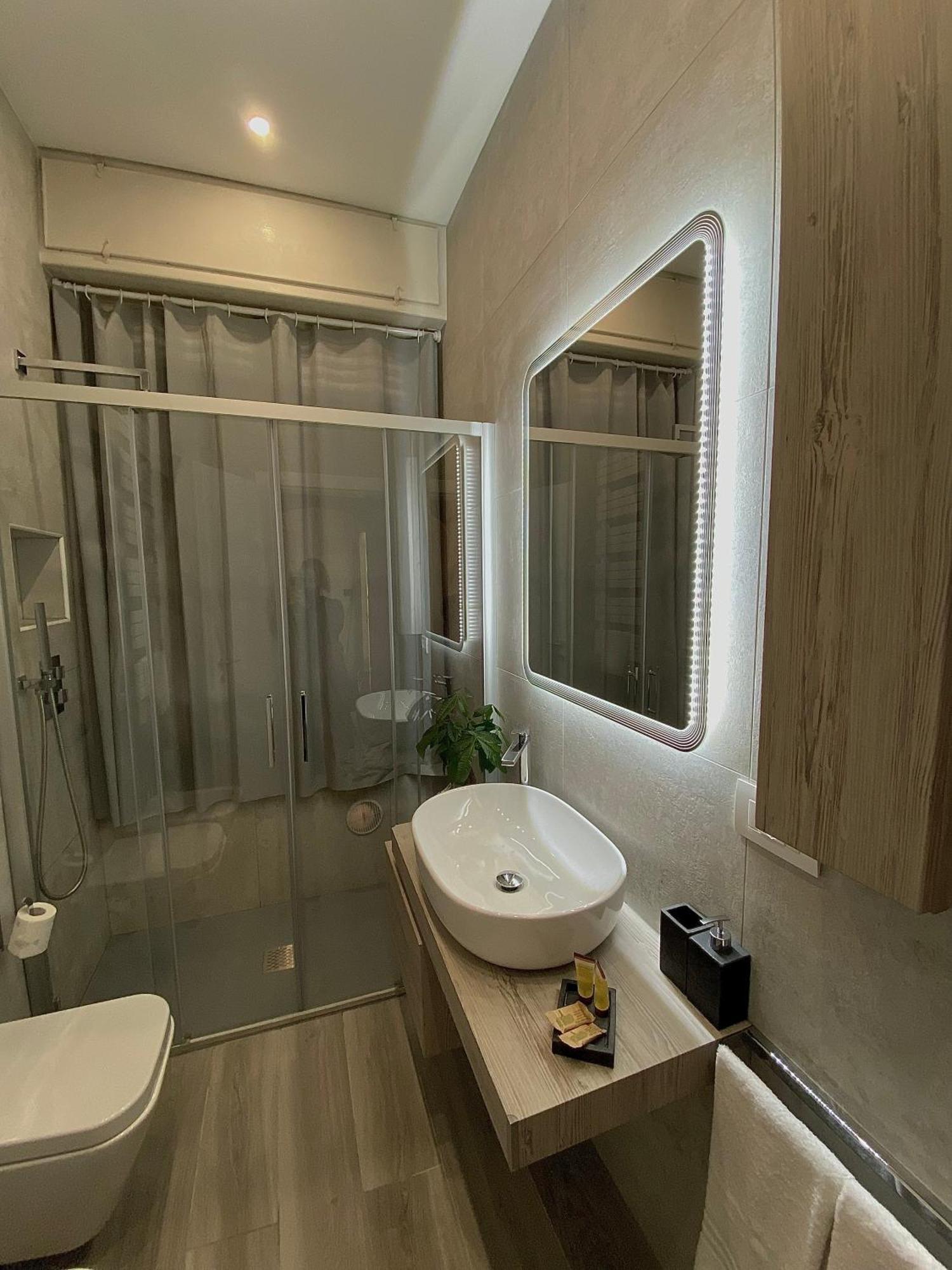 Casa Sara Como Lake Parcheggio Interno Privato เชอร์นอบบิโอ ภายนอก รูปภาพ